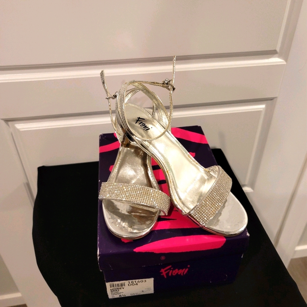 Dress sandals with matching purse